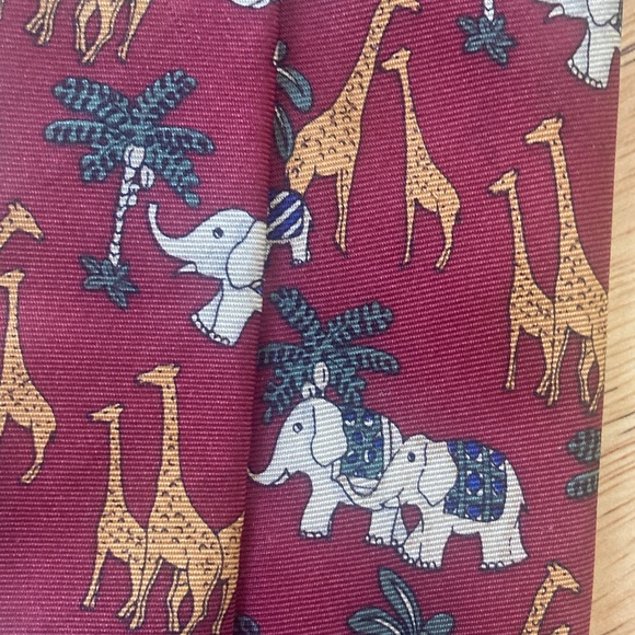 Van Heusen Vintage Burgundy Tie with Elephant and Giraffe Print - Picture 4 of 5